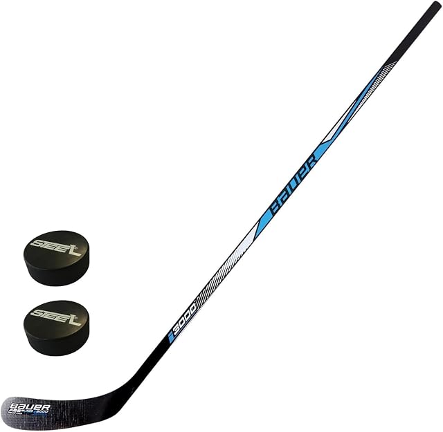 STEEL-Set mit Bauer i3000 Eishockeyschläger und zwei schwarzen Pucks